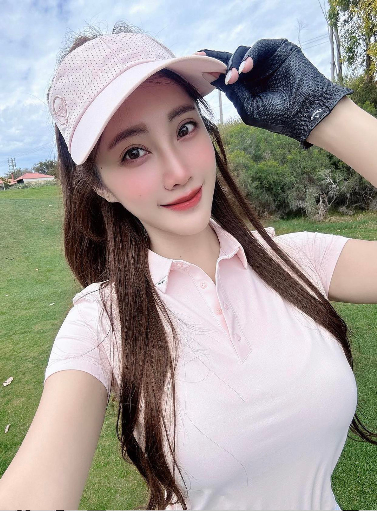 Mỹ nhân 8X thực hiện những động tác khó, cô truyền cảm hứng tập luyện múa cột cho nhiều cô gái trẻ.