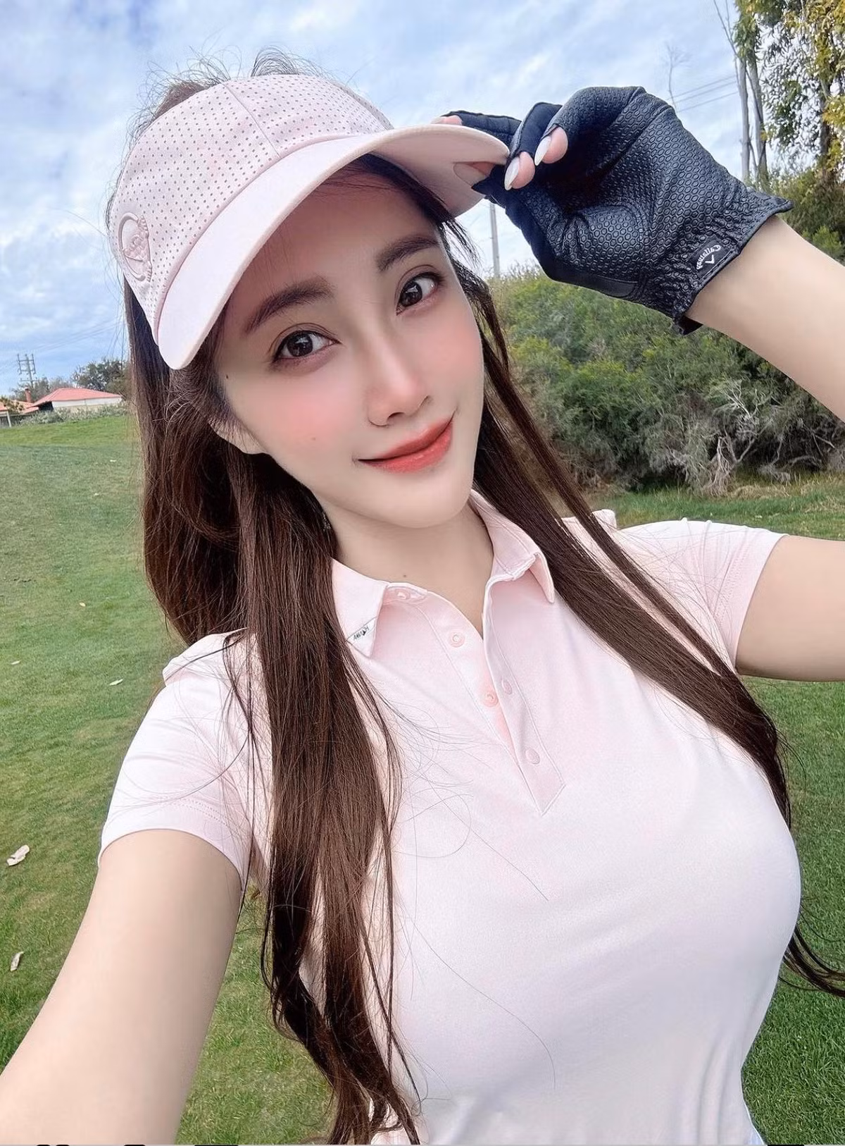 Mỹ nhân 8X thực hiện những động tác khó, cô truyền cảm hứng tập luyện múa cột cho nhiều cô gái trẻ.