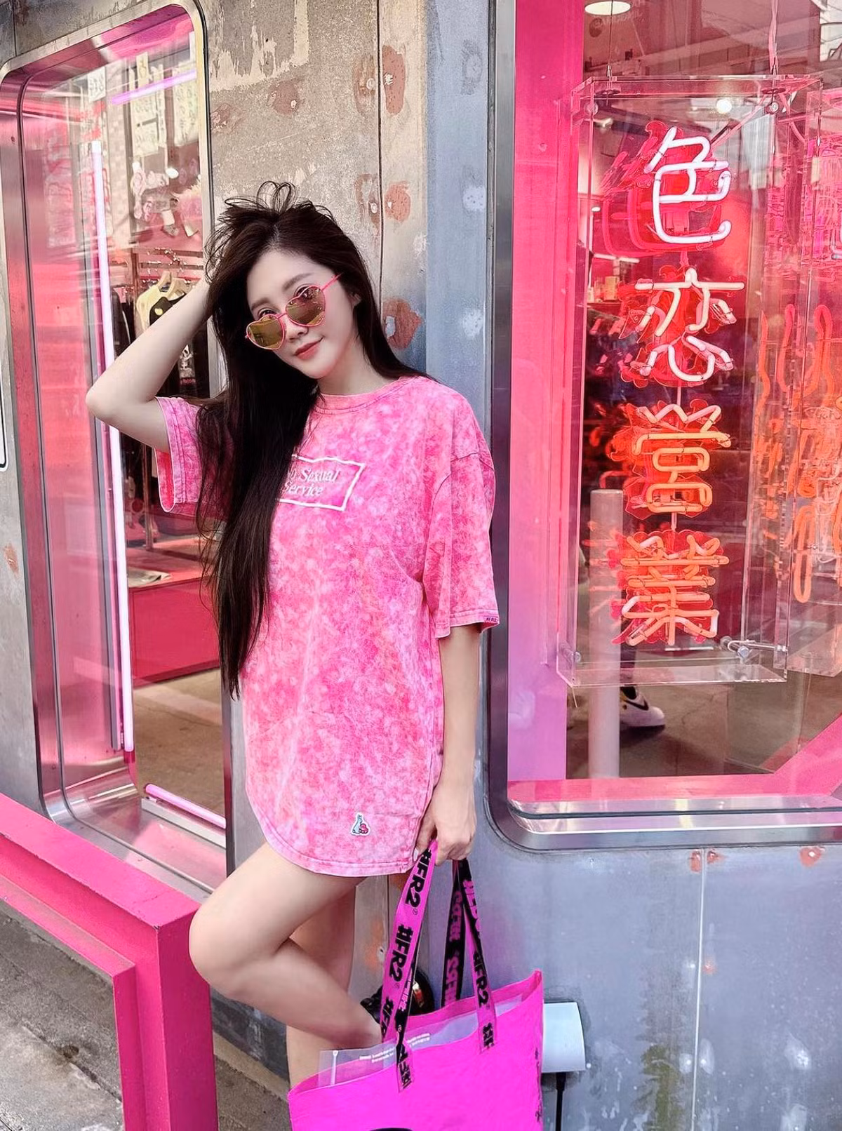 Với cơ thể nóng bỏng, khỏe mạnh, cô xây dựng hình ảnh một hot girl xinh đẹp và cuốn hút từ gương mặt đến hình thể.