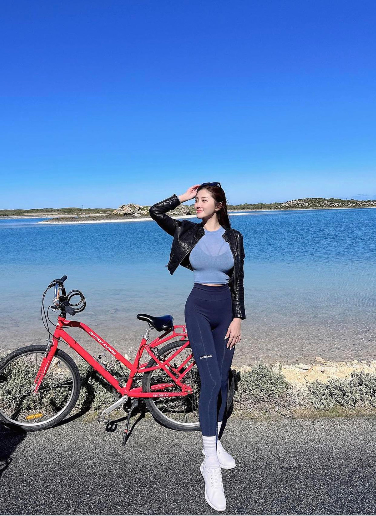 Chris Hung là giáo viên dạy múa cột, cô nàng có niềm đam mê bất tận với bộ môn đòi hỏi kỹ thuật và sự kiên trì cao này.