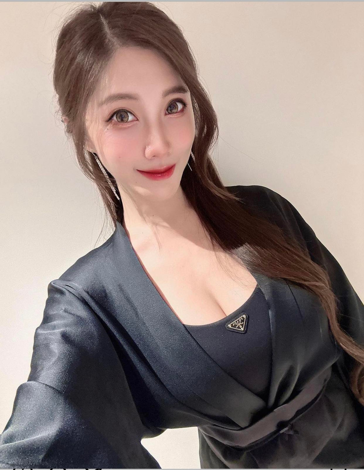 Cũng nhờ những bài múa mà cô giữ gìn được thân hình đẹp chuẩn mực với những đường cong quyến rũ nhiều người mơ ước.