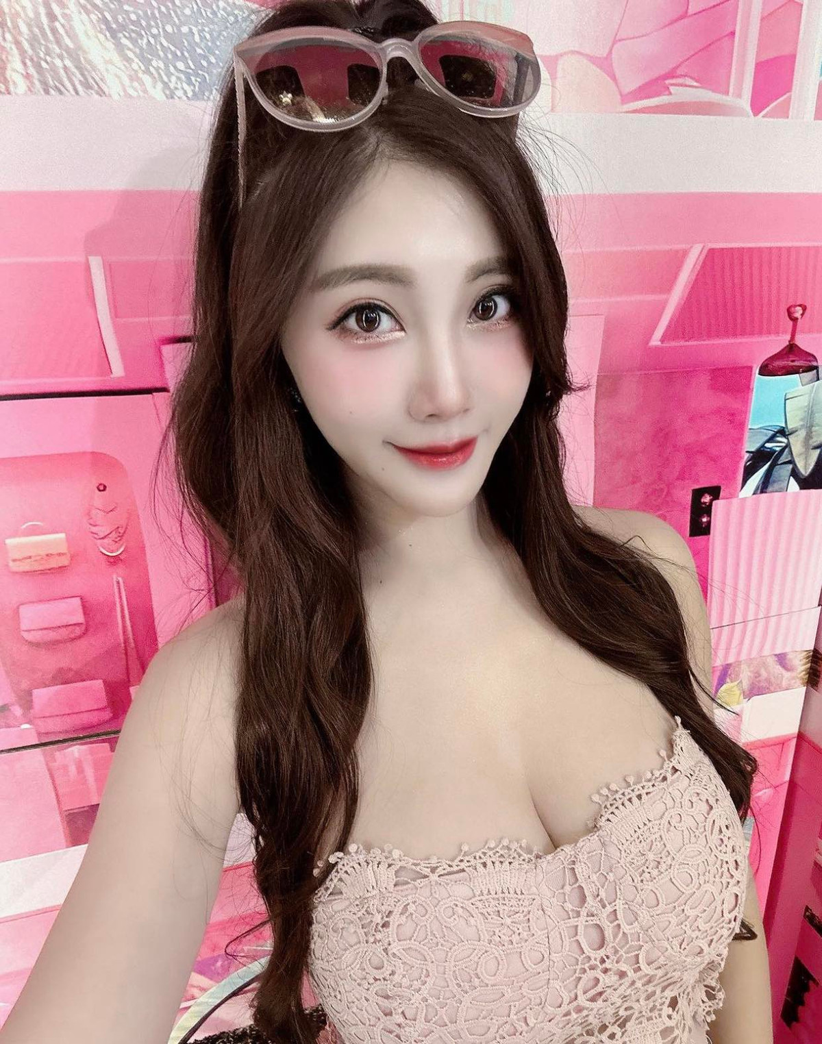 Vẻ đẹp mong manh, thân hình bốc lửa và vòng một tràn đầy sức sống chính là điểm mạnh giúp cho Chris Hung thêm nổi bật.