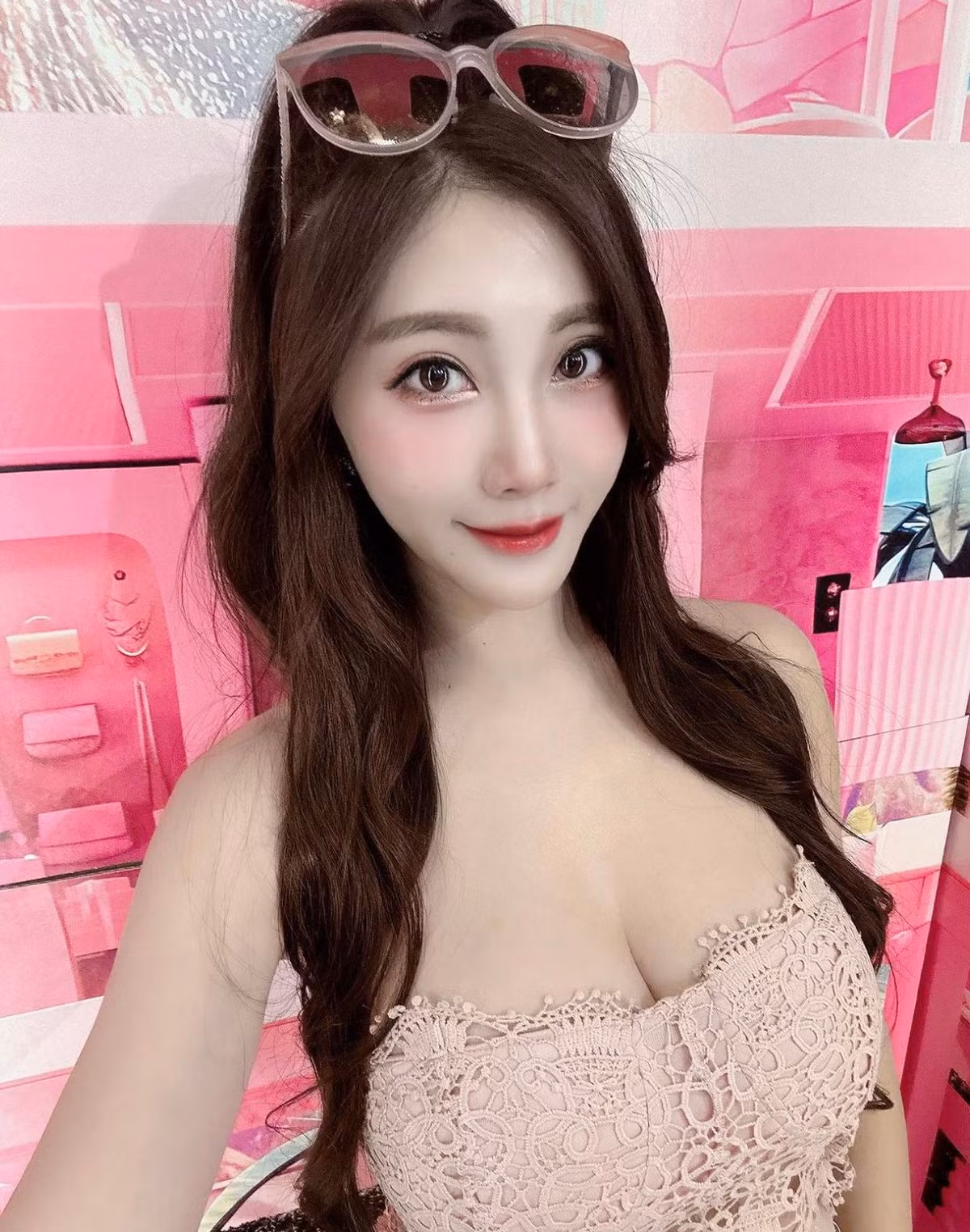 Vẻ đẹp mong manh, thân hình bốc lửa và vòng một tràn đầy sức sống chính là điểm mạnh giúp cho Chris Hung thêm nổi bật.