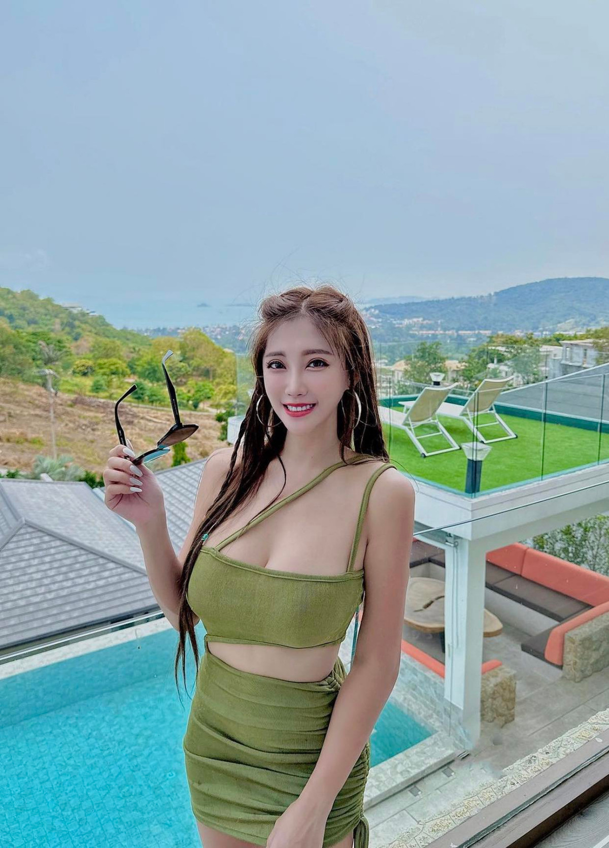 Chris Hung được biết đến là cô giáo dạy múa cột nổi tiếng trên MXH nhờ sắc vóc nổi bật.