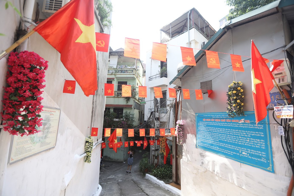 Mới đây, một con ngõ cờ hoa trên phố Yên Phụ đang là một trong những địa điểm check in được nhiều bạn trẻ yêu thích dịp nghỉ lễ Quốc Khánh 2/9 năm nay.