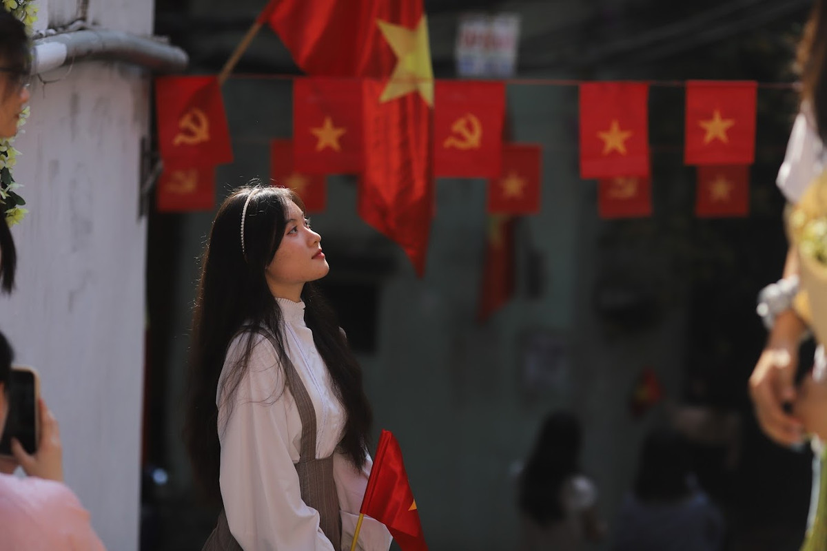 Những địa điểm được trang trí cờ, hoa tung bay là lựa chọn được nhiều bạn trẻ tìm đến vào dịp nghỉ lễ Quốc Khánh năm nay.