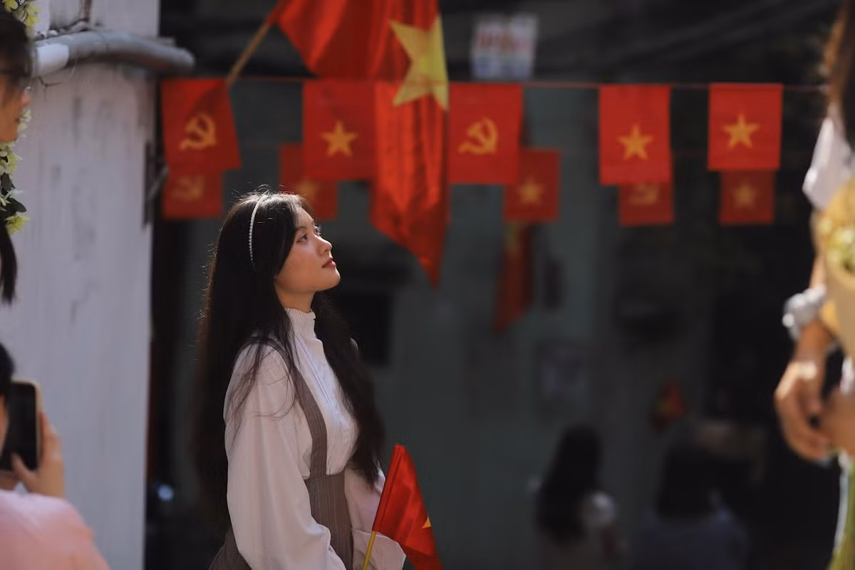 Những địa điểm được trang trí cờ, hoa tung bay là lựa chọn được nhiều bạn trẻ tìm đến vào dịp nghỉ lễ Quốc Khánh năm nay.