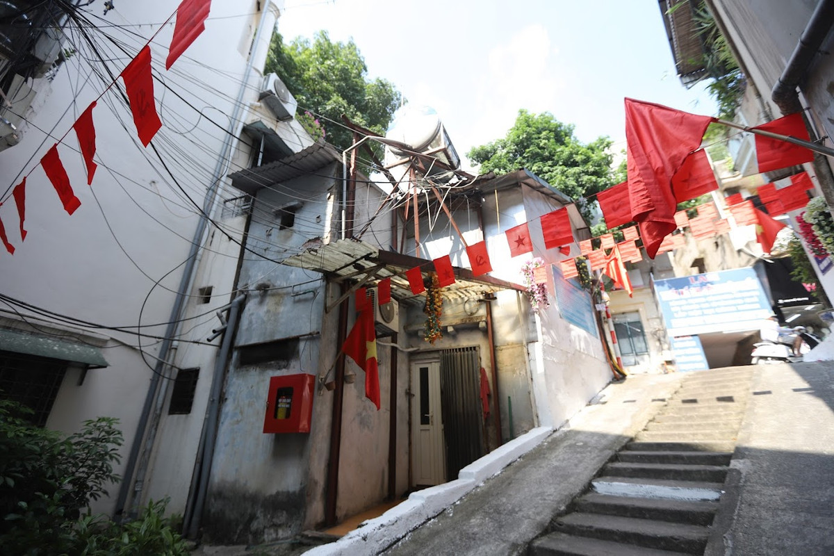 Tranh thủ mấy ngày nghỉ lễ, không ít cô gái diện váy áo, cầm cờ trên tay và rủ thêm bạn bè đến chụp ảnh tại con ngõ 150 Yên Phụ.