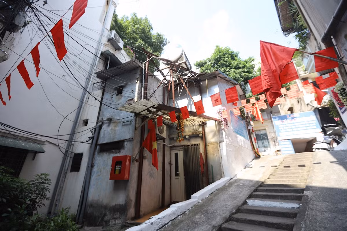 Tranh thủ mấy ngày nghỉ lễ, không ít cô gái diện váy áo, cầm cờ trên tay và rủ thêm bạn bè đến chụp ảnh tại con ngõ 150 Yên Phụ.