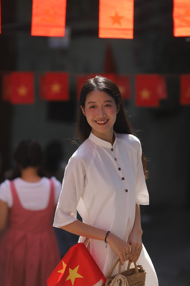 Được trang trí đơn giản chỉ với những hàng lá cờ nhỏ, một con ngõ cờ hoa rực rỡ trên phố Yên Phụ nhỏ trở thành một điểm check in mới.