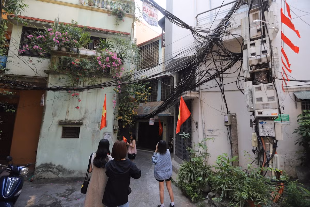 Vẻ đẹp riêng của con ngõ cờ hoa này đã lan truyền trên mạng xã hội và được nhiều bạn trẻ tìm đến chụp ảnh, check in dịp nghỉ lễ này.