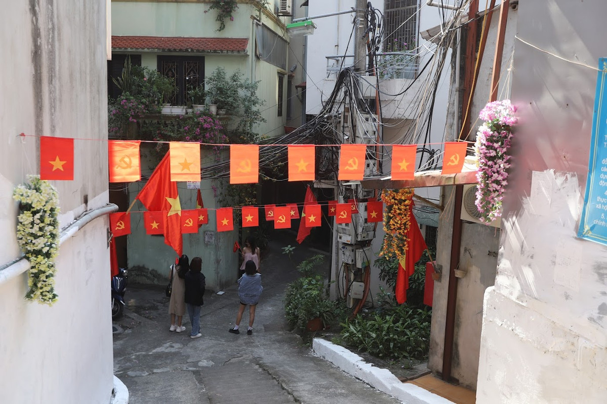 Điểm check in mới của giới trẻ dịp nghỉ lễ 2/9 này là con ngõ 150 Yên Phụ. Nơi đây được trang trí đơn giản với các dãy cờ và chùm hoa hai bên tường.
