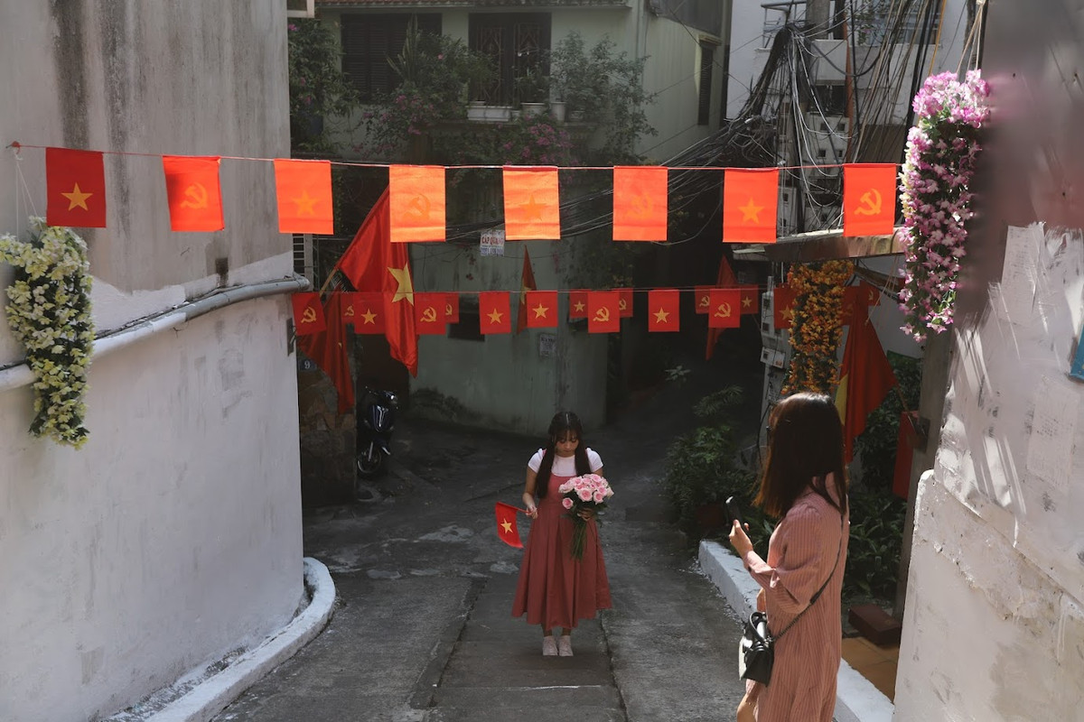 Vào ngày đầu tiên của kỳ nghỉ lễ con ngõ nhỏ này đã tiếp đón hàng trăm lượt người tới để chụp ảnh.