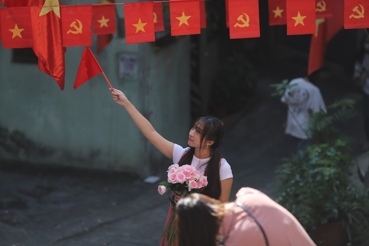 Chụp ảnh cùng với những lá cờ Tổ quốc là một trong những hoạt động được nhiều người yêu thích trong dịp nghỉ lễ 2/9, vậy nên những con ngõ rợp cờ như nơi đây hút nhiều bạn trẻ đến chụp ảnh là điều dễ hiểu.