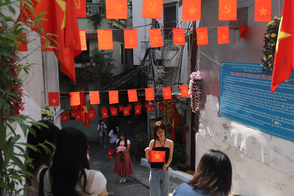 Con ngõ này mọi năm đều được trang trí như vậy vào ngày 2/9, tuy nhiên năm nay lại trở thành địa điểm check in được nhiều bạn trẻ biết đến, chụp ảnh.