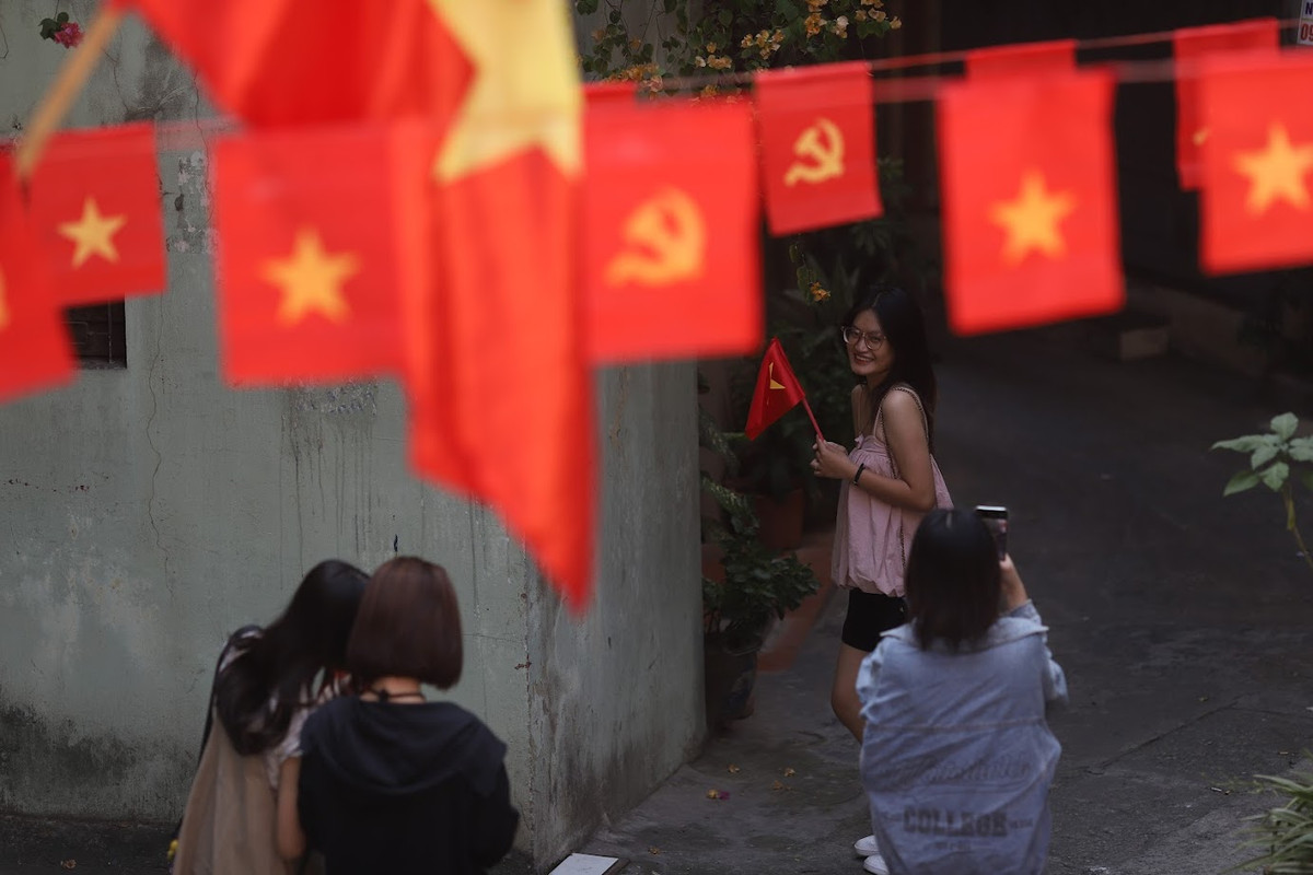 Dù chỉ nằm ẩn mình trên đường Yên Phụ, được trang trí đơn giản nhưng khung cảnh trong con ngõ 150 vẫn thu hút nhiêu bạn trẻ đến check in.