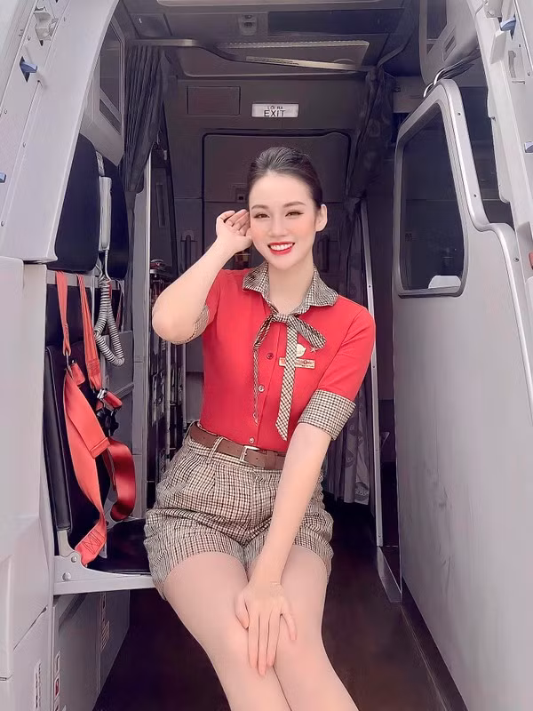 Nguyễn Ngọc Mai (sinh năm 1997) là một trong những nữ tiếp viên hàng không có lượng người theo dõi khá ấn tượng trên mạng xã hội nhờ gương mặt cùng vóc dáng xinh đẹp.