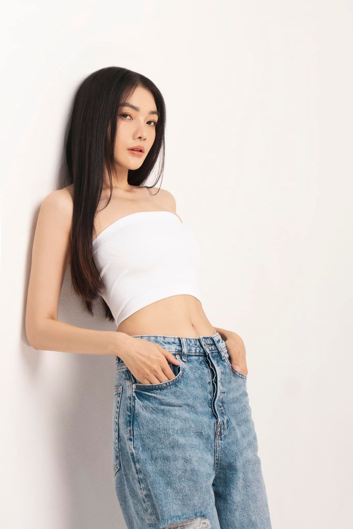 Những bức ảnh với đủ phong cách khác nhau từ kín đáo, thanh lịch đến gợi cảm và quyến rũ của Thu Thảo thu hút nhiều lượt "thả tim" của cư dân mạng.