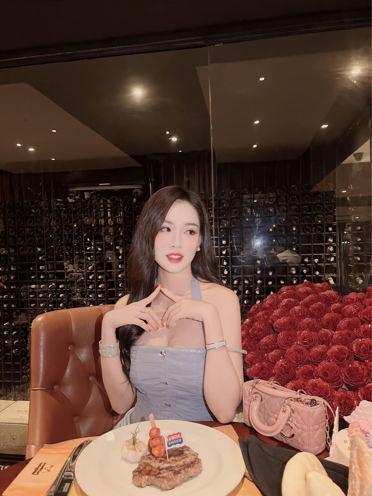 Khi rời đồng phục bay, hot girl tiếp viên hàng không thường lựa chọn trang phục thiên về sự nữ tính với những item nhẹ nhàng như váy.