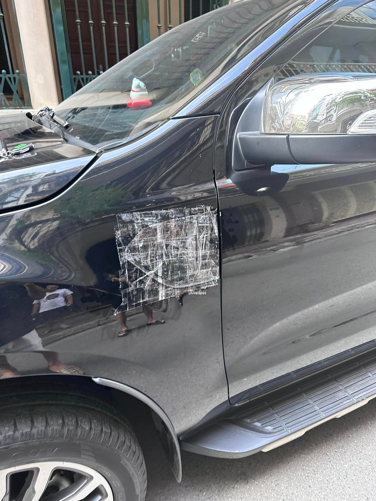 Chẳng hạn như mới đây nhất, nam Youtuber vừa chia sẻ hình ảnh otô bị kẻ xấu cuỗm mất một bộ phận, kẻ trộm tìm mọi cách để mở xe, phía đầu xe bị cạy thủng một lỗ hổng lớn. Nhưng khá may mắn là chiếc xe chưa gặp thiệt hại gì nhiều.