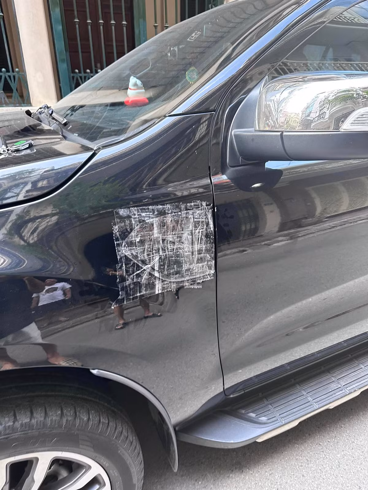 Chẳng hạn như mới đây nhất, nam Youtuber vừa chia sẻ hình ảnh otô bị kẻ xấu cuỗm mất một bộ phận, kẻ trộm tìm mọi cách để mở xe, phía đầu xe bị cạy thủng một lỗ hổng lớn. Nhưng khá may mắn là chiếc xe chưa gặp thiệt hại gì nhiều.