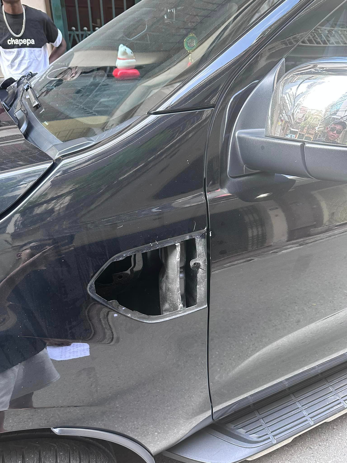 Đáng chú ý là chữ viết tay thông báo của một bác bảo vệ tốt bụng. Là người chứng kiến nhưng vì mọi việc xảy ra quá nhanh nên bác bảo vệ chỉ kịp để lại lời nhắn cho Quang Linh Vlogs.