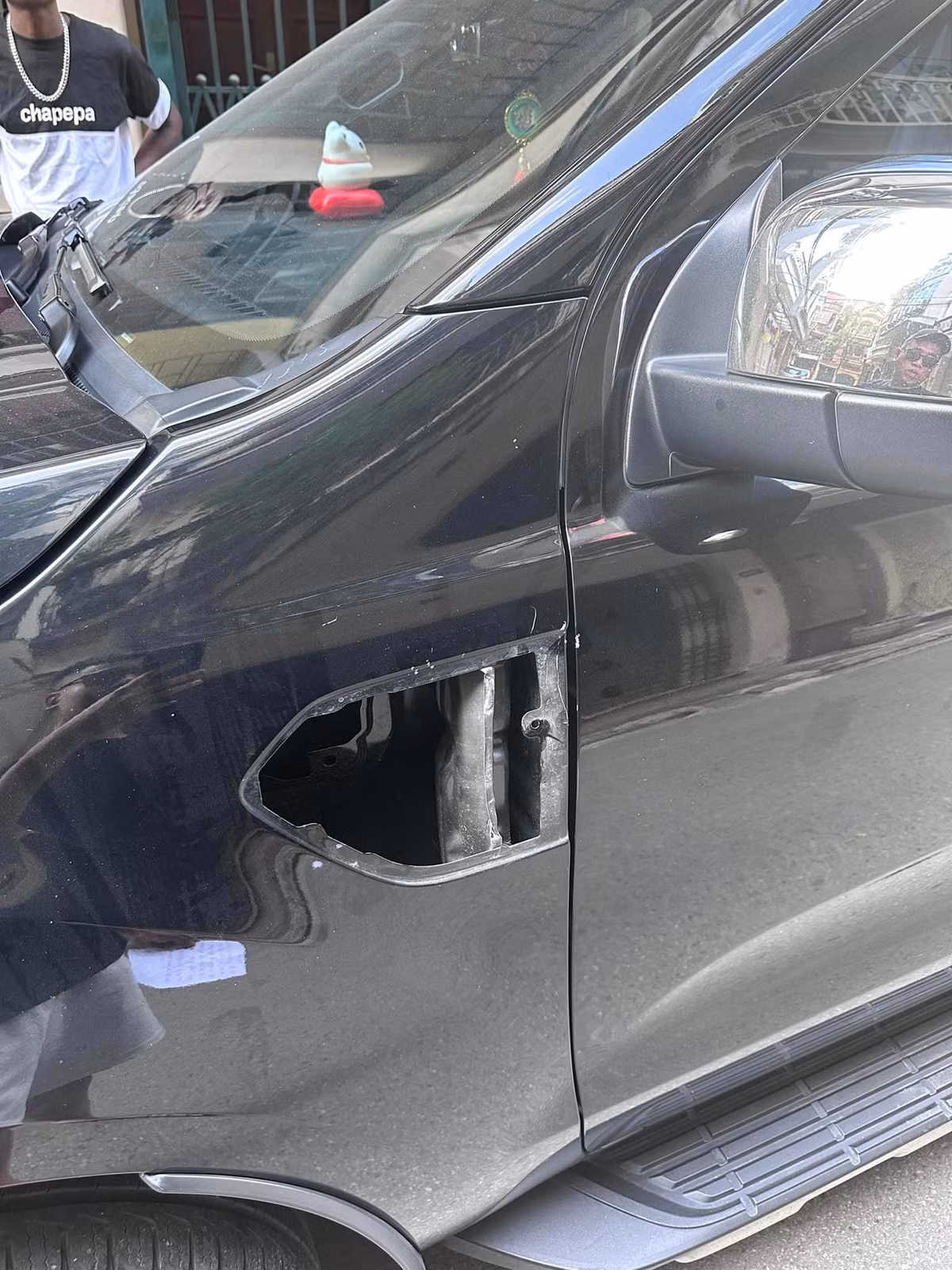 Đáng chú ý là chữ viết tay thông báo của một bác bảo vệ tốt bụng. Là người chứng kiến nhưng vì mọi việc xảy ra quá nhanh nên bác bảo vệ chỉ kịp để lại lời nhắn cho Quang Linh Vlogs.