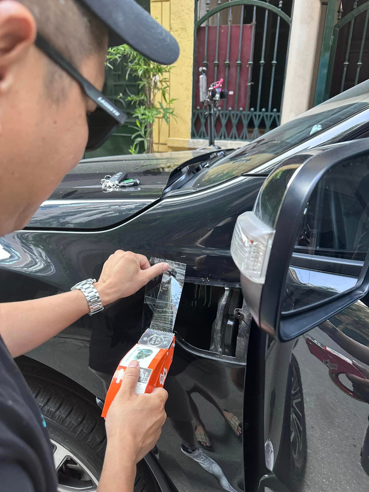 Khá may mắn vì chưa gặp thiệt hại lớn nhưng nhiều người cũng bày tỏ sự buồn bã vì phần phía đầu xe của nam YouTuber có một lỗ hổng lớn.