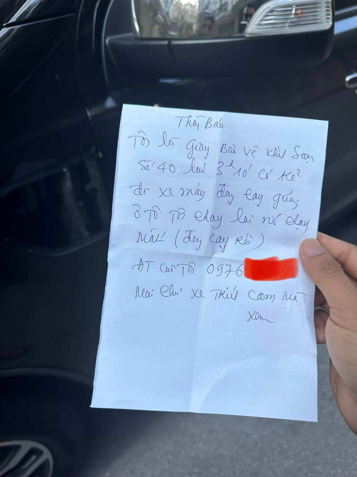 Trên tờ giấy, bác bảo vệ có ghi: “Tôi là bảo vệ khách sạn. Lúc 3h10 có kẻ đi xe máy đang cạy gương ô tô, chạy lại nó chạy mất. Điện thoại của tôi, chủ xe trích camera mà xem”.