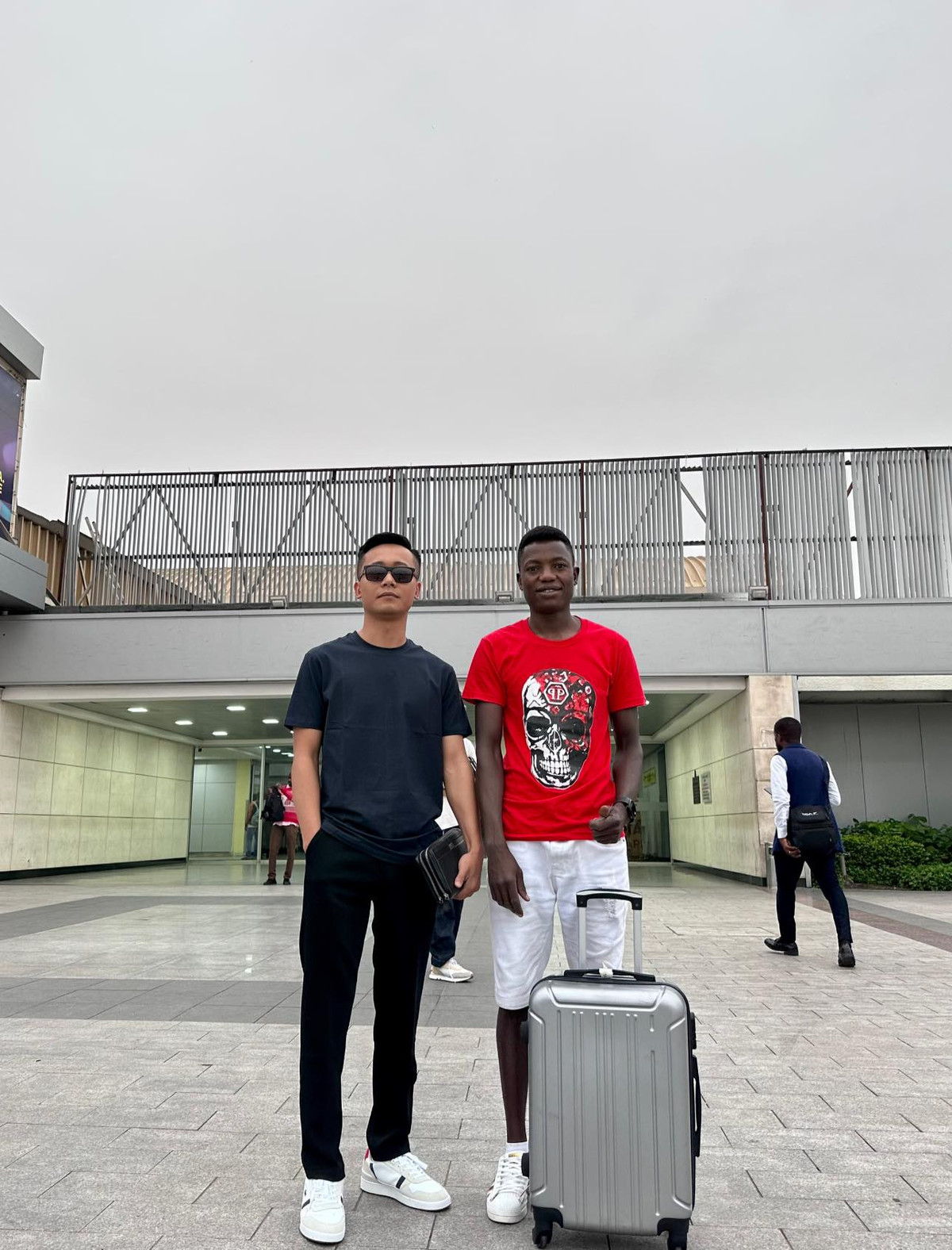 Theo dõi hành trình từ những ngày đầu bay từ châu Phi về quê hương, netizen vừa thương, vừa buồn cười bởi chàng trai Phạm Quang Linh cùng team của mình liên tục gặp “sóng gió”.