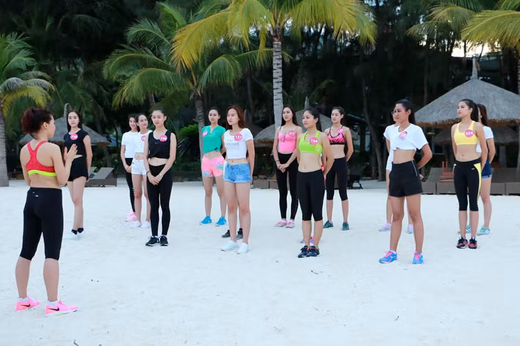 Vũ Thị Hương đã giải đáp nhiều câu hỏi của các thí sinh, đồng thời còn tham gia chạy bộ cùng các bạn...