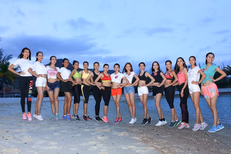 Hôm qua 30/9, "Nữ hoàng tốc độ" Vũ Thị Hương bất ngờ xuất hiện, mang đến sự phấn khởi cho 44 thí sinh trong thời điểm chuẩn bị bước vào đêm chung kết Hoa hậu Hoàn vũ Việt Nam 2015.