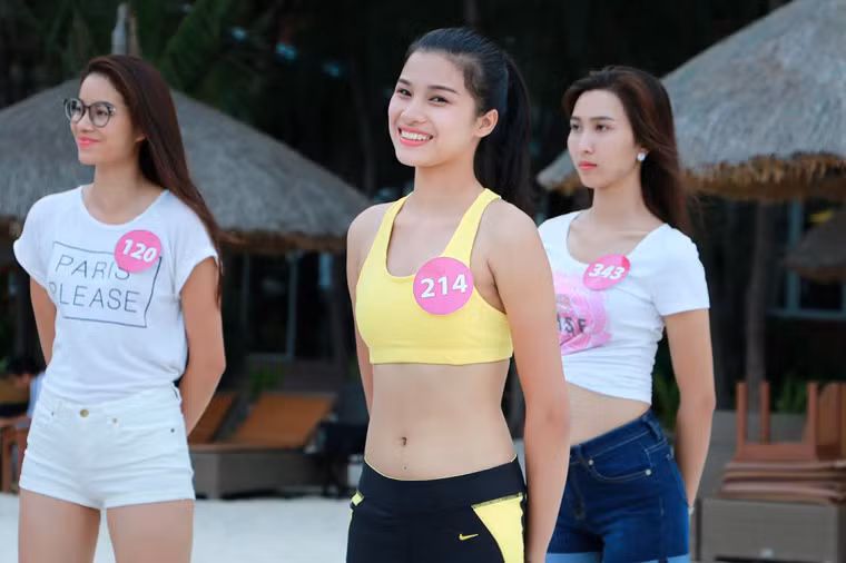 “Nữ hoàng tôc độ” cũng không quên dành nhiều lời nhận xét các thí sinh Hoa hậu Hoàn vũ Việt Nam 2015 thân thiện, xinh đẹp và năng động. 