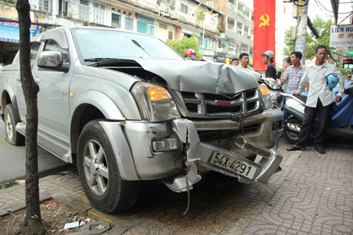 Xe ban tai mat lai tong tiem thuoc, 2 khach thuong nang-Hinh-3