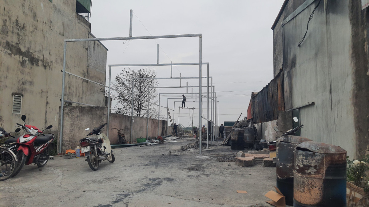 Vụ cháy nhà xưởng, lửa lan sang hàng xóm ở Ứng Hoà: Xem xét khởi tố - Hình 2 Vu chay nha xuong, lua lan sang hang xom o Ung Hoa: Xem xet khoi to-Hinh-2
