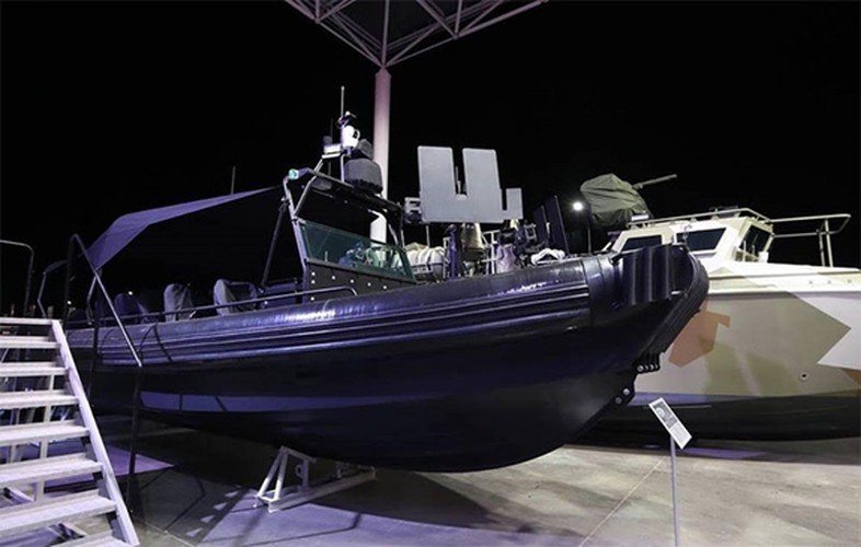 Doanh nghiệp đã phát triển biến thể nâng cấp BK-10M có lượng giãn nước lớn hơn (8,0 tấn), động cơ mạnh hơn (370 mã lực), thời gian hoạt động dài hơn (1 ngày) và sức chứa mở rộng (12 quân nhân).