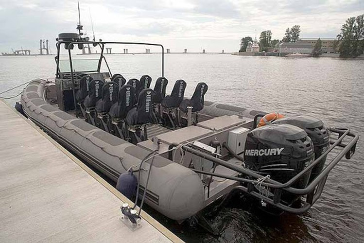 Xuồng cao tốc BK-10 được điều khiển bởi kíp lái 2 người và mang theo được 10 lính đặc nhiệm, vũ khí của nó bao gồm 2 súng máy cỡ nòng 7,62 mm hoặc 1 súng phóng lựu tự động.