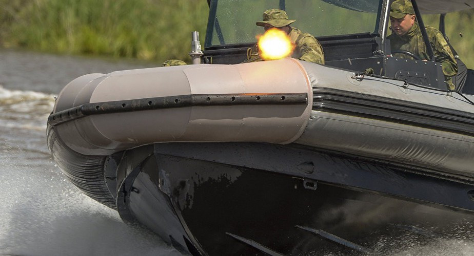 Chiếc BK-10 có chiều dài tổng thể 10,48 m; chiều rộng 3,7 m; mớn nước 0,6 m; lượng giãn nước 3,7 tấn; tải trọng 3,5 tấn; tốc độ tối đa 40 hải lý/giờ, nó được lắp 2 động cơ công suất (2 x 300) kW; tầm hoạt động 22 hải lý.