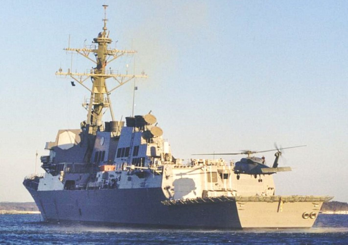 Khu trục hạm Arleigh Burke có chiều rộng 20,11 m, bề rộng cửa nhà chứa trực thăng (hangar) ở mỗi bên chỉ bằng 1/4 chiều rộng của tàu, tức là khoảng 5 m, trong khi đó sải cánh của F-35B lên tới 10,7 m.