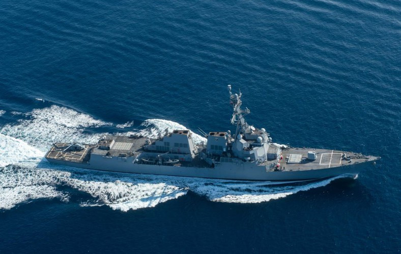 Đến lúc này lại phát sinh vấn đề nữa đó là khi F-35B cất cánh, cửa xả của động cơ sẽ hướng thẳng luồng khí với nhiệt độ cực cao xuống sàn đáp và nung chảy luôn lớp thép ở đây.