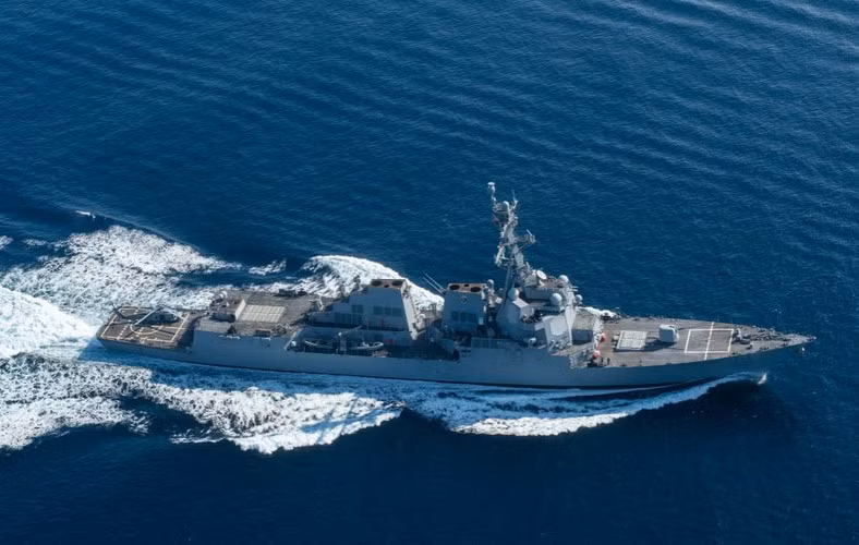 Đến lúc này lại phát sinh vấn đề nữa đó là khi F-35B cất cánh, cửa xả của động cơ sẽ hướng thẳng luồng khí với nhiệt độ cực cao xuống sàn đáp và nung chảy luôn lớp thép ở đây.