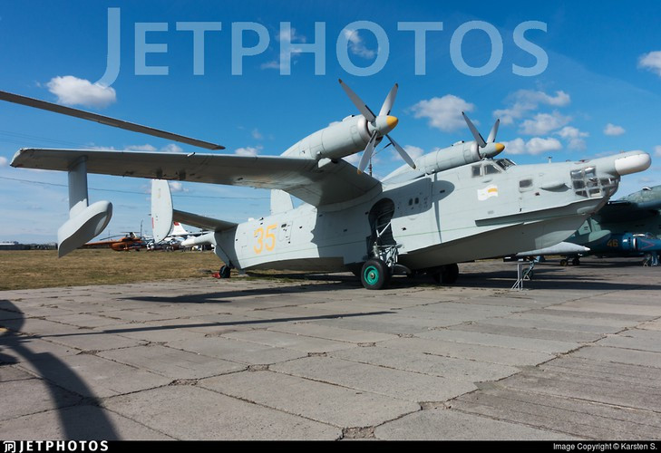 Chiếc Be-12 được chế tạo từ vật liệu chính là hợp kim nhôm chống ăn mòn Duralumin, thân chia làm 10 khoang với các vách ngăn kín nước, bên trong lắp khí tài điện tử. Nếu vài khoang bị thủng, nó vẫn nổi tốt trên mặt nước.