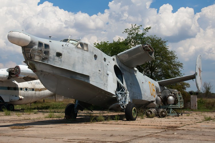 Đáng chú ý là trong danh sách phương tiện chiến đấu trên có một chiếc máy bay tuần tra săn ngầm Be-12 Chayka trong tình trạng... sắt vụn.