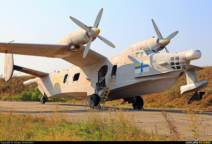 Quãng đường chạy đà khi cất, hạ cánh trên mặt nước của Be-12 là 2.300 m, trên đất liền thì con số này ngắn hơn, lần lượt vào khoảng 2.200 m và 1.800 m.