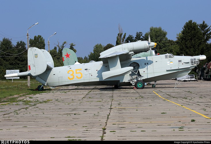 Thủy phi cơ Be-12 chính thức gia nhập biên chế hải quân Liên Xô năm 1963, được triển khai cho nhiệm vụ truy tìm và ngăn chặn tàu ngầm Mỹ thâm nhập vào các vùng biển của nước này.