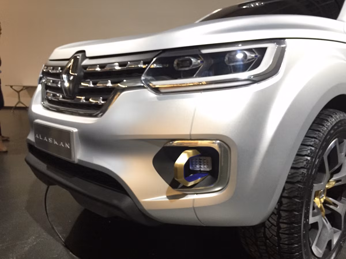 Mẫu bán tải đầu tiên của Renault sở hữu bộ lưới tản nhiệt được mạ crôm sáng với những khe hút gió lớn. Cùm đèn pha Led hai thấu kính được chia làm hai phần nhỏ nằm đối xứng với nhau, đi kèm là dải viền dạng led chiếu sáng ban ngày. Đèn sường mù dạng hĩnh chữ nhật với bề mặt dạng kim cương viền mạ crôm sáng hình chữ C ngược.