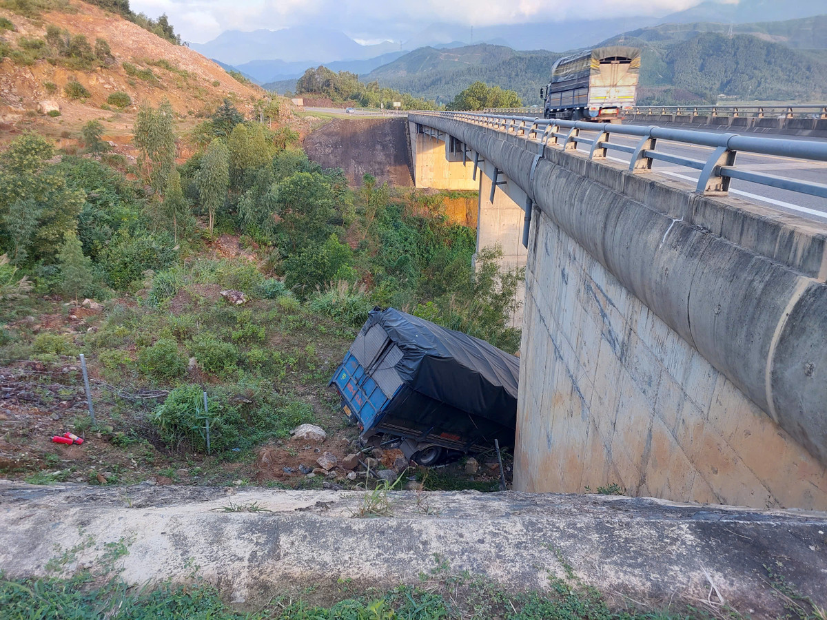 Xe tai boc khoi, bien dang cabin tren cao toc La Son – Tuy Loan