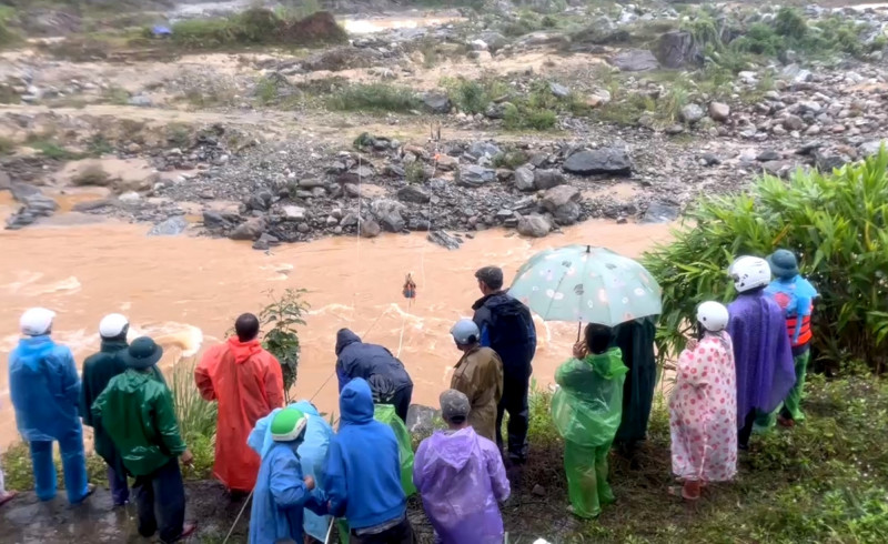 Quảng Nam: Giải cứu 4 người dân mắc kẹt giữa sông Đăk Mi Quang Nam: Giai cuu 4 nguoi dan mac ket giua song Dak Mi