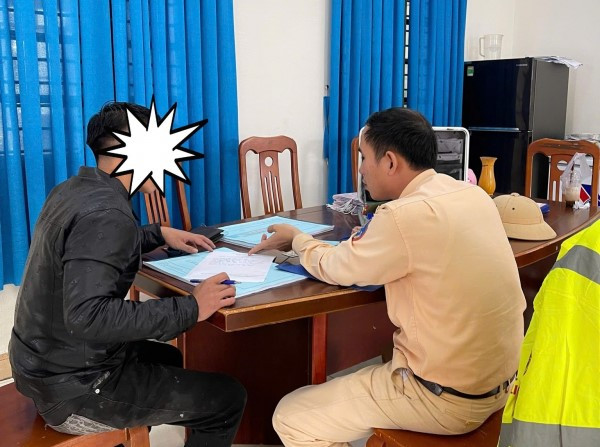 Đà Nẵng: Truy vết phương tiện làm rơi vãi bùn, đất xuống mặt đường - Hình 3 Da Nang: Truy vet phuong tien lam roi vai bun, dat xuong mat duong-Hinh-3