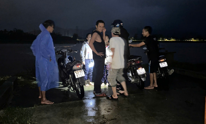 De nghi khen thuong “nguoi hung” da cuu 3 hoc sinh bi nuoc cuon